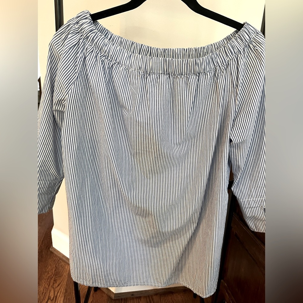 Women’s pull over top. Size Small.